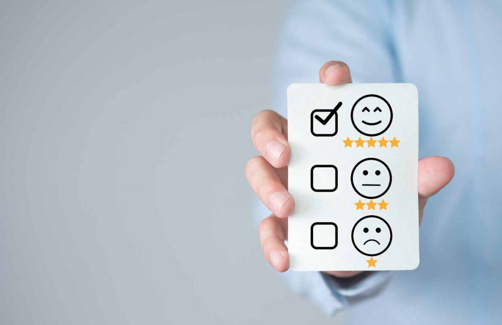 Como posso usar o marketing digital para melhorar a satisfação do cliente? Como a satisfação do cliente é medida?